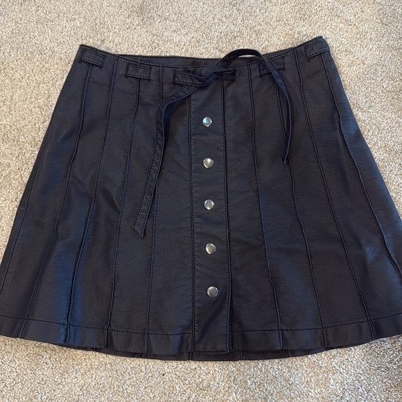 Free People Beach Jet Black Vegan Leather Pleated A-Line Mini Skirt Rare Size 8 - Picture 6 of 8
